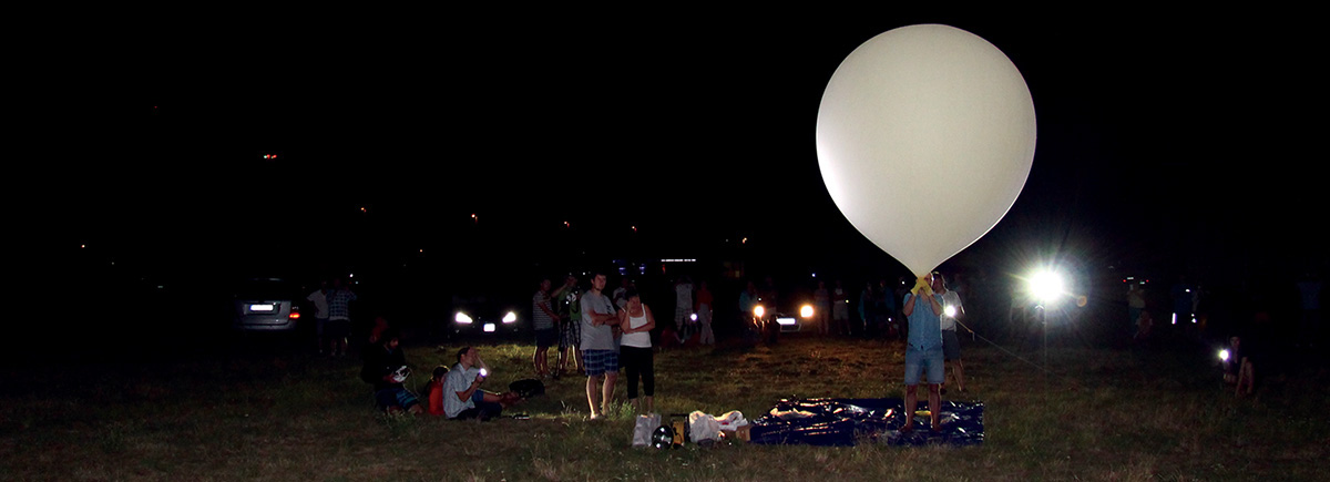 Snímek přípravy stratosférického balónu pro noční let. Autor: HVM a SOSA