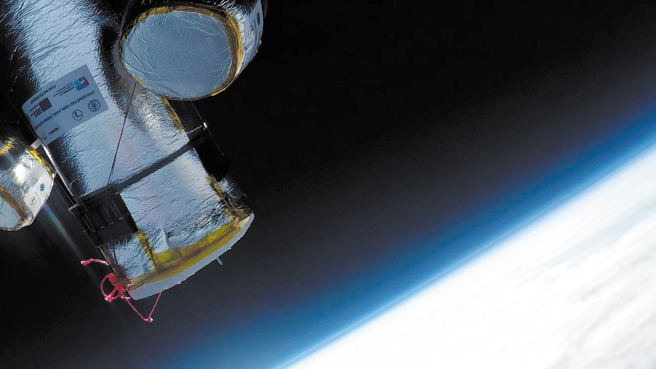Stratosférická sonda SP-VONT na pozadí dobře patrná vrstvy stratosféry nad okrajem Země. Let stratosférického balónu SP-VONT