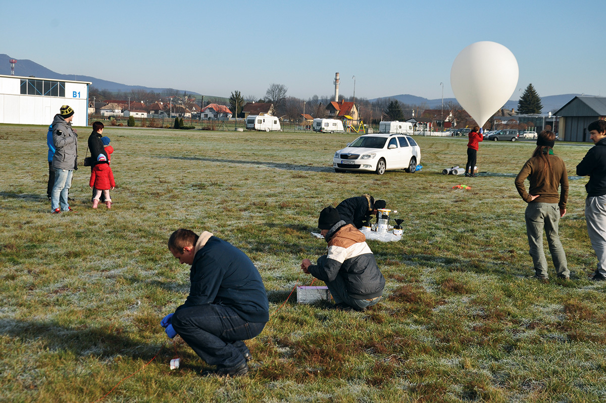 Předstartovní přípravy stratosférického balónu v rámci projektu SP-VONT ze dne 1. 12. 2019. Letiště Partyzánske, Malé Bielice. Autor: HVM a SOSA
