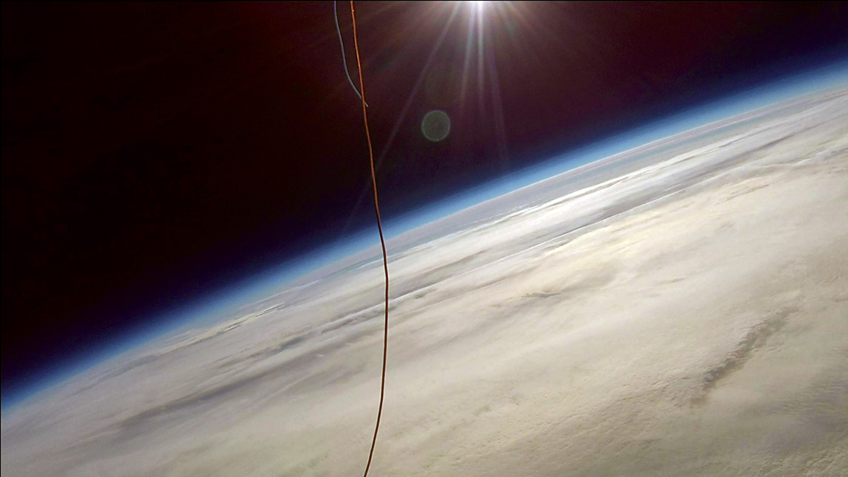 Pohled na stratosféru z výšky kolem 35 km nad povrchem Země. Vrstvy stratosféry jsou vidět v pravé části obrázku nad zemským okrajem jako světle modré soustředné vrstvy obalující naší planetu. Autor: Hvězdárna Valašské Meziříčí, p.o. a SOSA, Let SDS-01,listopad 2013.