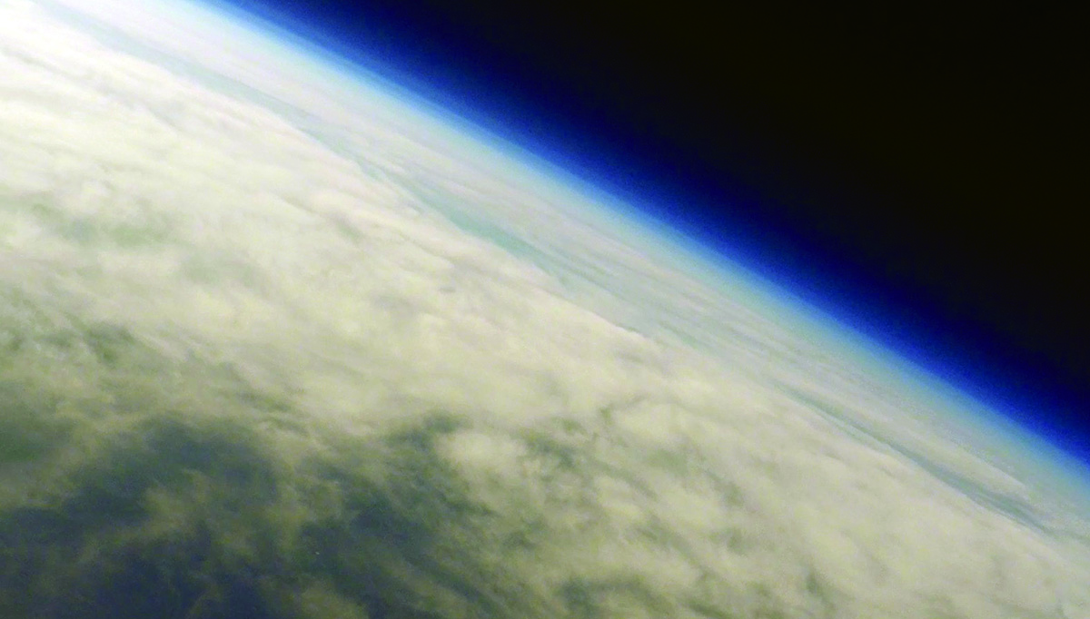 Pohled na vrstvu stratosféry nad zemským okrajem pořízený při letu SP-VONT v prosinci 2019. Autor: HVM a SOSA