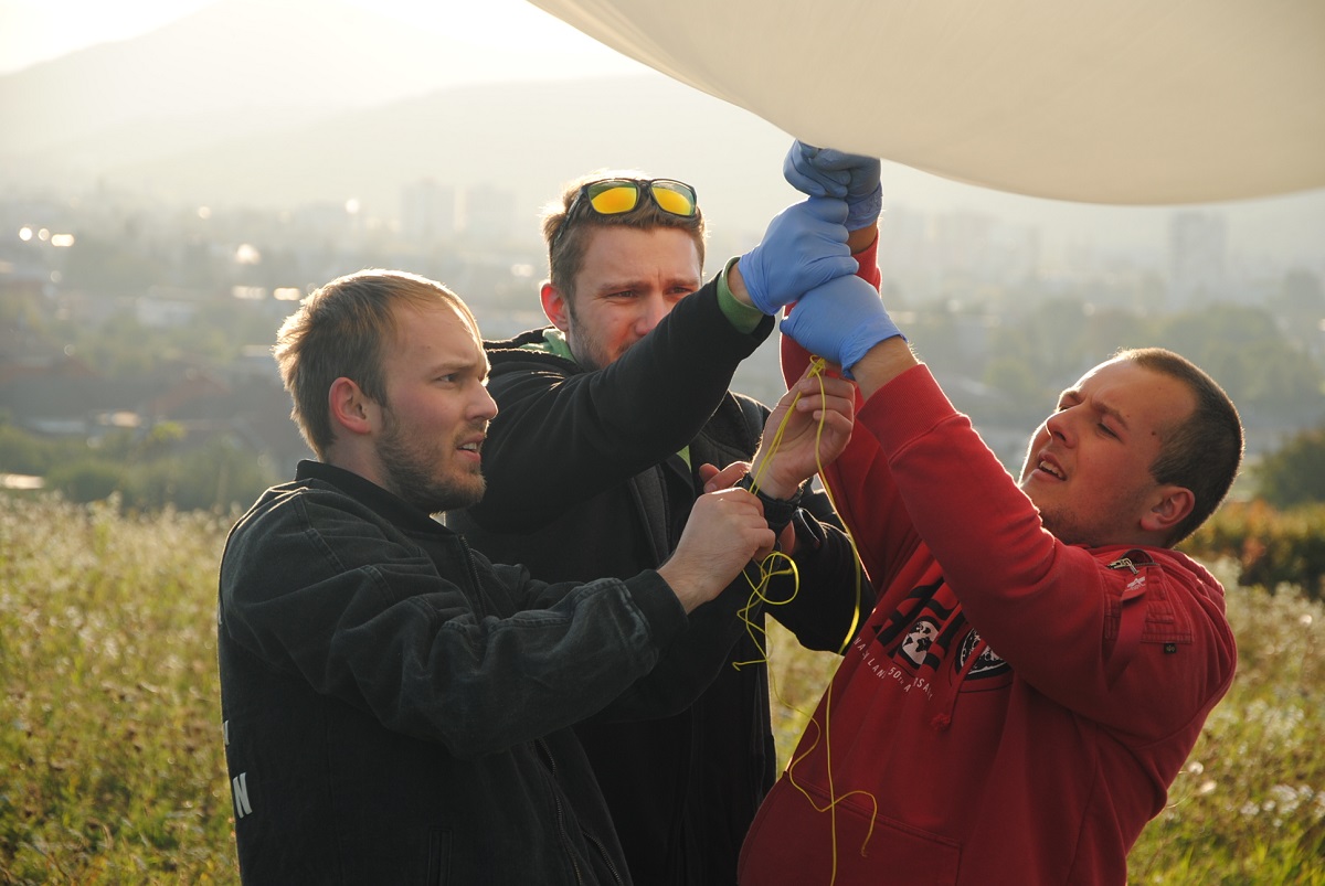 Slovenští astronomové připravují ke startu latexový balón naplněný héliem.