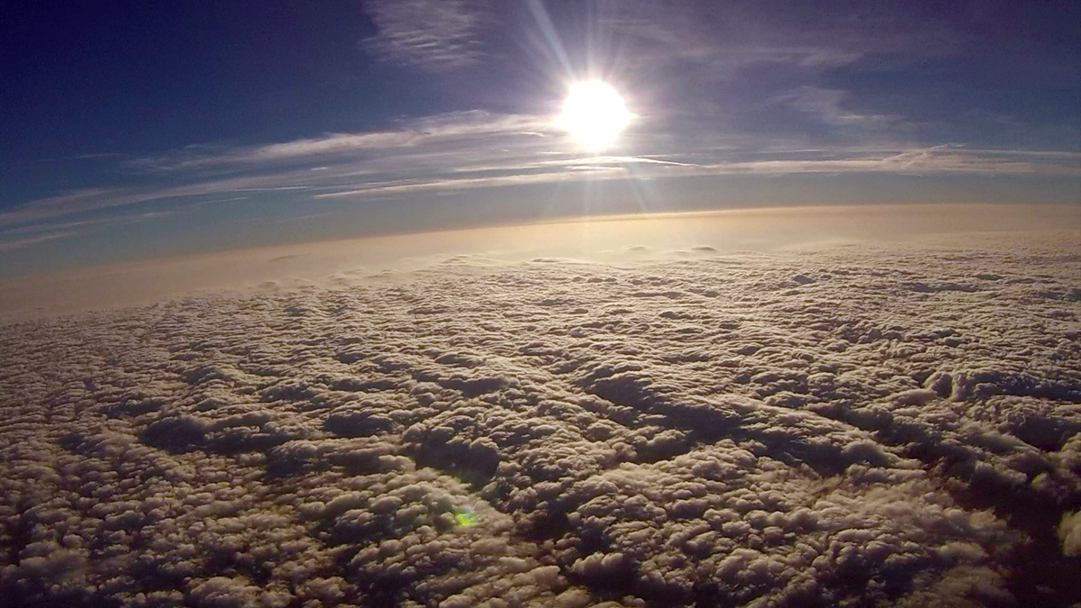 Snímek ze spodní části stratosféry, z výšky přibližnšě 12 km. Snímek pořídila palubní kamera při letu SDS X v říjnu 2014. Autor: SOSA a HVM